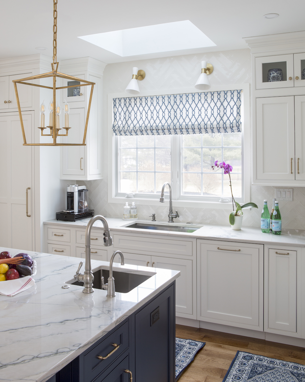 kitchen-design-white-cabinets-marble-backsplash