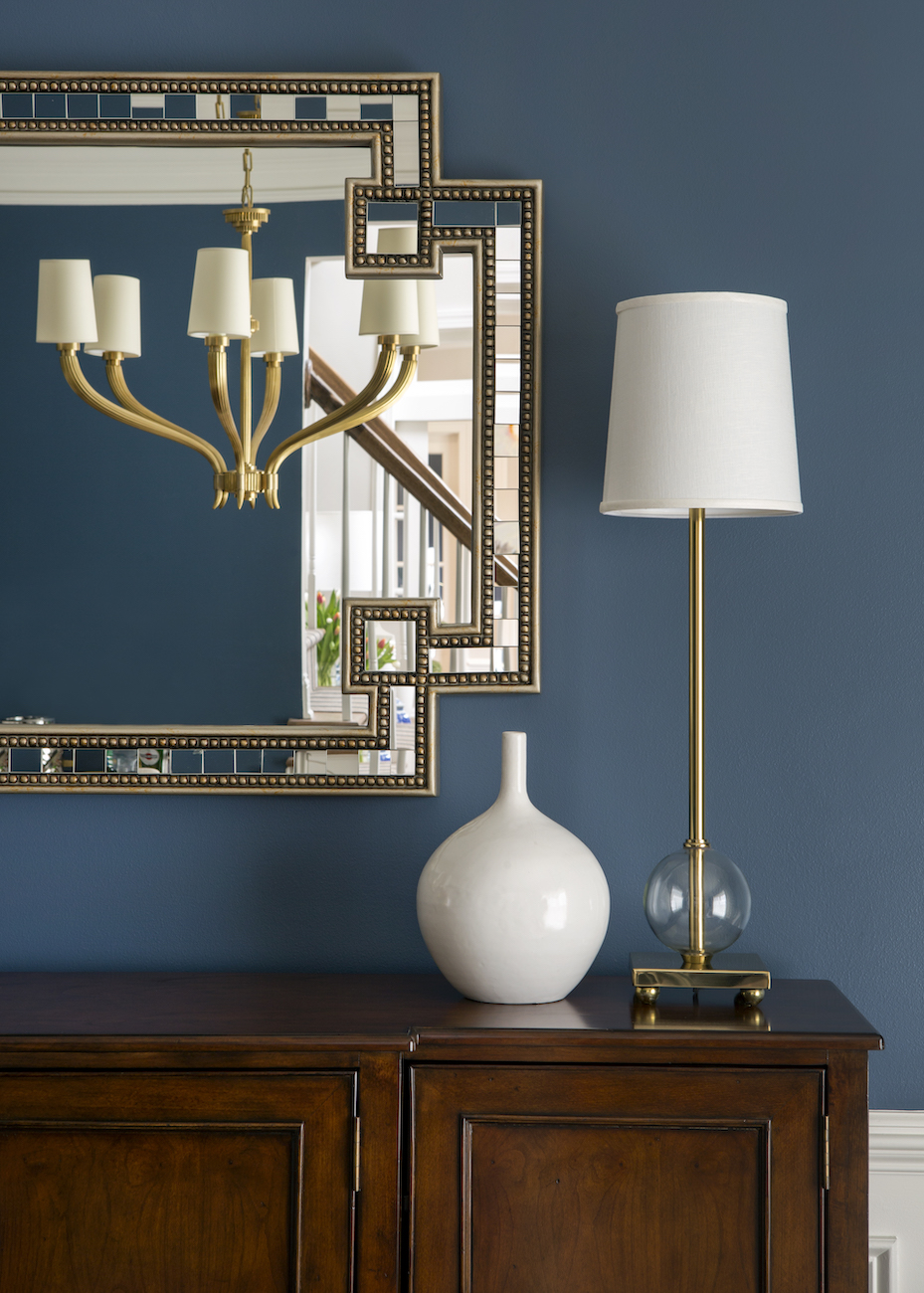 lamp-vase-mirror-dining-room-interior-design
